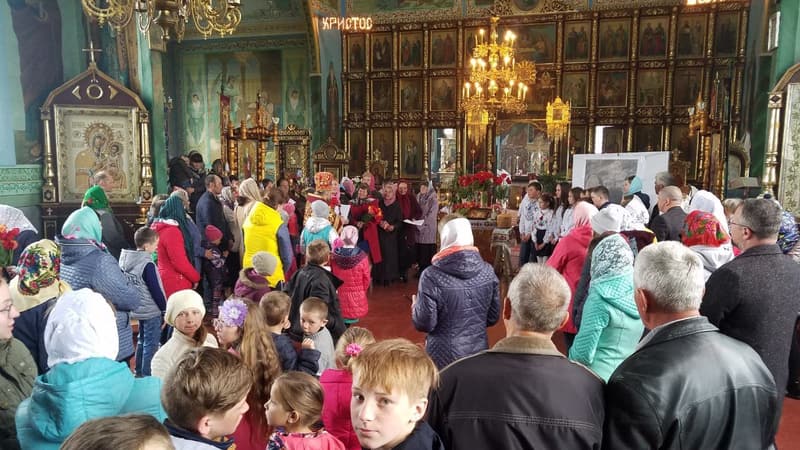 Діти з батьками в храмі, біля іконостасу учасники вертепу в святковому вбранні