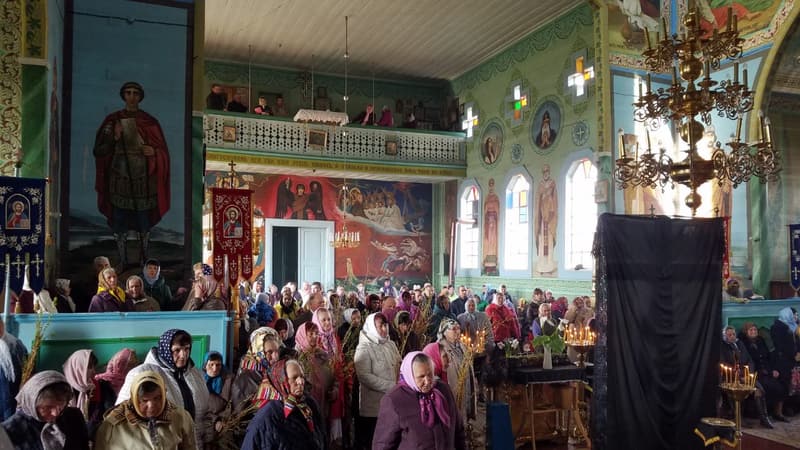 Повний храм парафіян з вербою, вид у бік входу і хорів з розписаною стіною